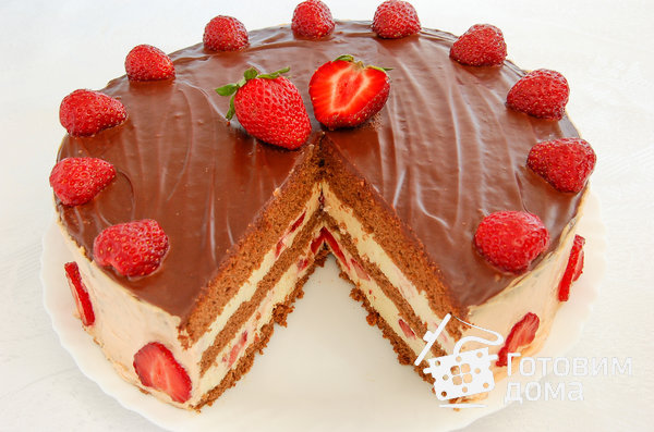 Шоколадный торт с творожным кремом и клубникой фото к рецепту 6