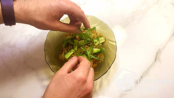 Теплый салат с фунчозой и овощами фото к рецепту 9