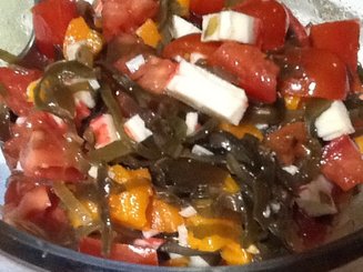 Салат из морской капусты с помидорами