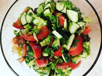 Салат из помидор с огурцами - что может быть нового?