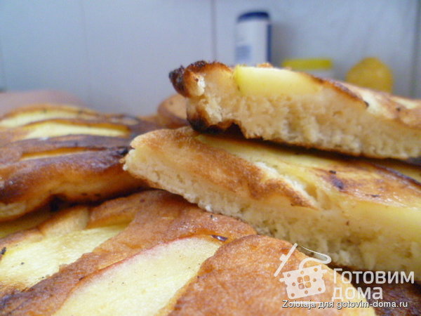 Бисквитные оладьи с яблоками фото к рецепту 3