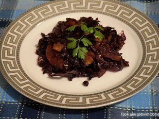 Красная капуста с можжевельником и яблоками