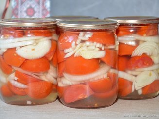 Салат из помидоров и репчатого лука