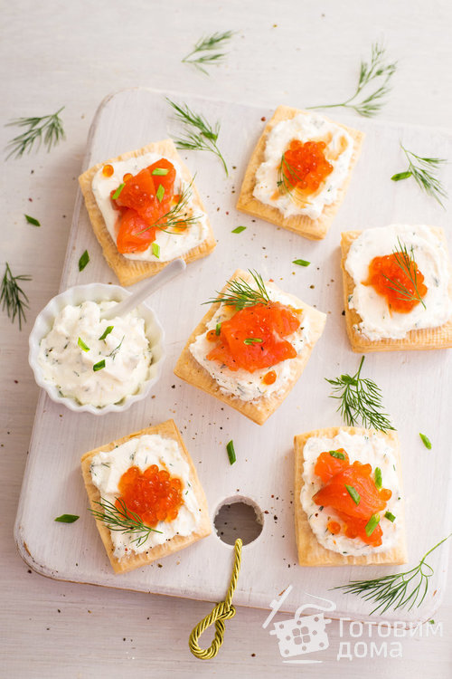 Закусочные слойки со сливочным сыром и лососем