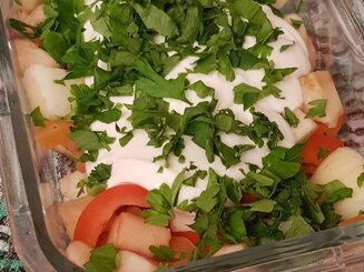 Грузинский салат с яблоками и перцем