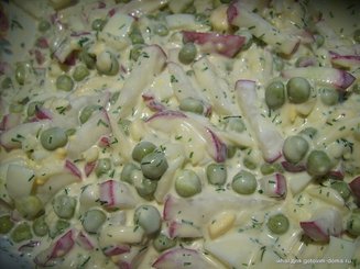 Салат из редиса с сыром и яйцами