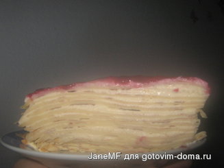 Блинный торт с кремом из маскарпоне и ягодным соусом