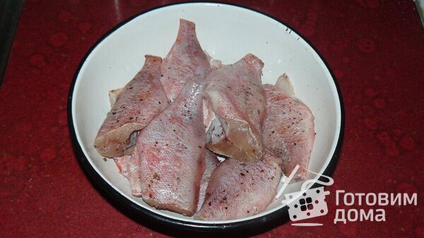 Морской окунь жареный в сметане с овощами фото к рецепту 1