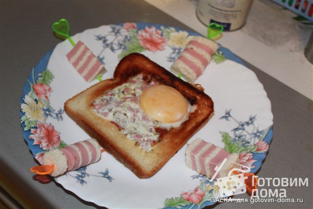Тостовый хлеб с яйцом на сковороде. Завтрак из тостового хлеба с яйцом. Яичница в хлебе с колбасой. Бутерброд с яйцом и колбасой. Завтрак из тостового хлеба и сосисок.