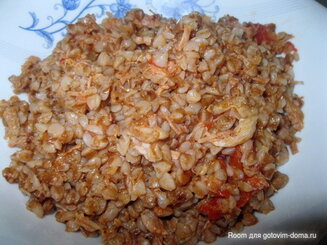 Гречневая каша с куриным филе и помидорами