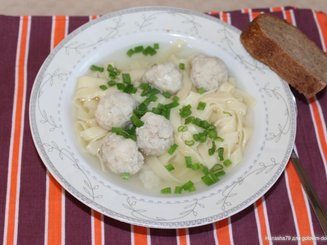 Лапша в бульоне с рыбными фрикадельками