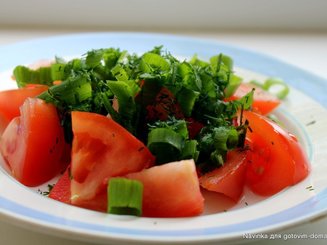 Салат из помидор с огурцами - что может быть нового?