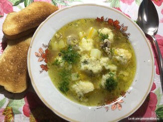 Бульон с клецками из сыра