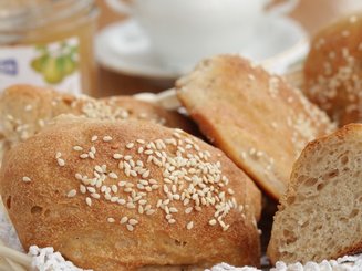 Булочки на йогурте с кунжутом к завтраку