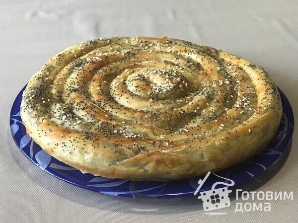 Турецкий мясной пирог бёрек (тур.- böreğ) из теста фило фото к рецепту 1