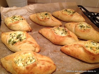 Открытые пирожки с сыром и зеленью