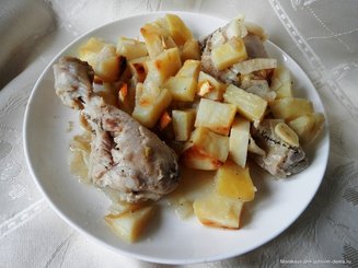 Запечённая лимонно-чесночная курица с картофелем