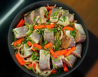 Рыба с луком, морковью и укропом