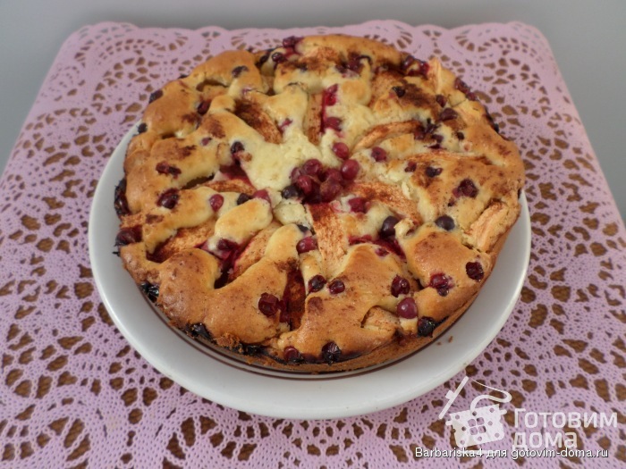 Дрожжевой пирог с яблоками и брусникой