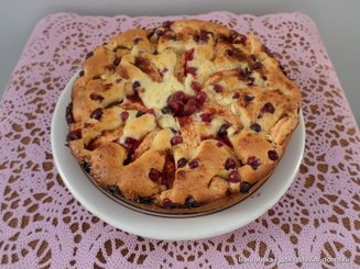Пирог с яблоками и брусникой