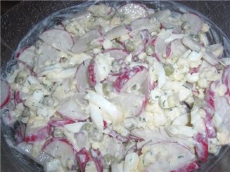 Салат из редиса с сыром и яйцами