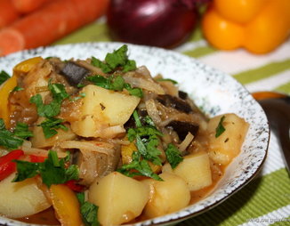 Картофельное рагу с баклажанами и перцем