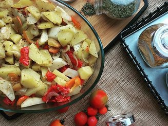Картофель маринованный и запеченный в духовке с овощами