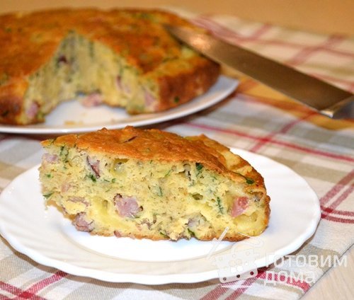 Закусочный пирог с луком, сыром и ветчиной
