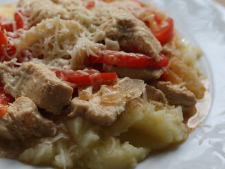 Куриное филе с болгарским перцем и сыром