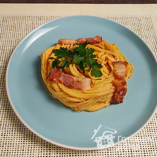 Паста с сыром фета, помидорами черри и беконом