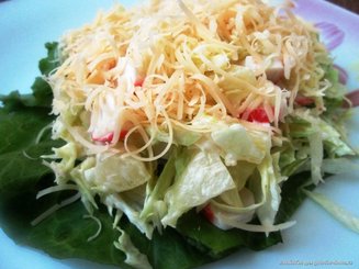 Салат из крабовых палочек с сыром и ананасом