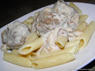 Фрикадельки в сырном соусе с беконом