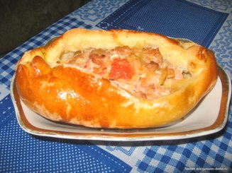 Пиде (турецкие лепешки) с фаршем, фетой и помидорами