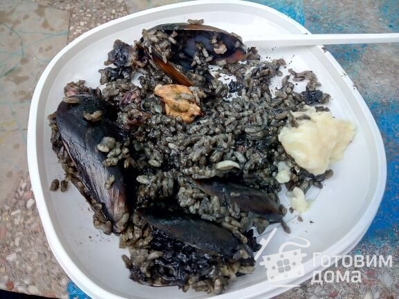 Arroz negro -Чёрный рис с морепродуктами фото к рецепту 9