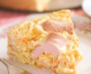 Пирог с кислой капустой и сосисками