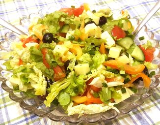 Салат со свежими овощами, сыром и виноградом