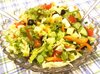 Салат со свежими овощами, сыром и виноградом
