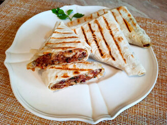 Конвертики с мясом и фасолью в лаваше