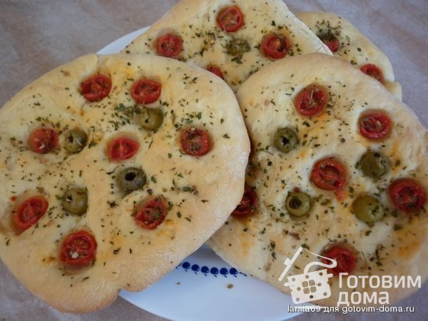 Мини фокаччи с помидорами-черри и оливками фото к рецепту 3