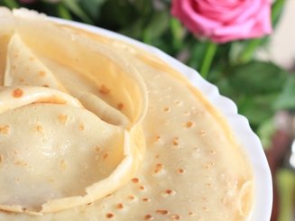Французские блинчики с камамбером и инжирной горчицей