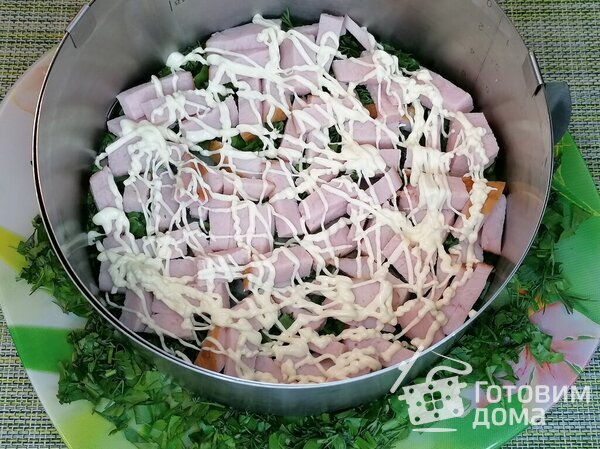 Слоеный салат с копченой курицей фото к рецепту 7