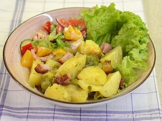 Картофель, запеченный с брюссельской капустой и беконом
