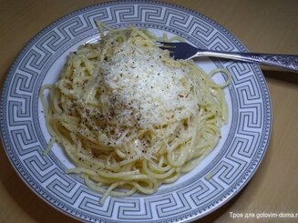 Spaghetti cacio e pepe - Спагетти с сыром и чёрным перцем