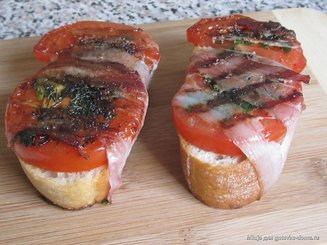 Бутерброды-гриль с помидорами и беконом