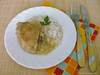 Курица, тушенная с луком