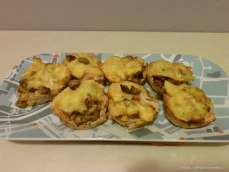 Мясные маффины из куриного филе, грибов и сыра моцарелла