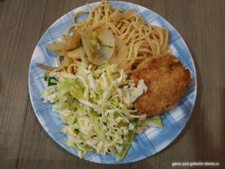 Салат с молодой капустой и огурцами