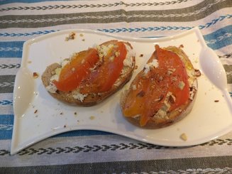 Тост с хурмой и творожным сыром.