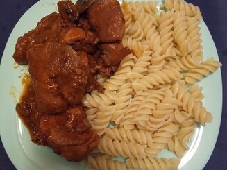 Мясное рагу с грибами и орехами