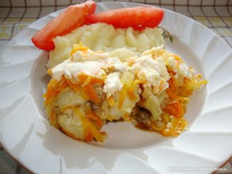 Минтай тушёный с майонезным соусом.